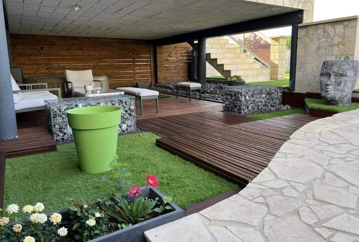 Pose de gazon synthétique