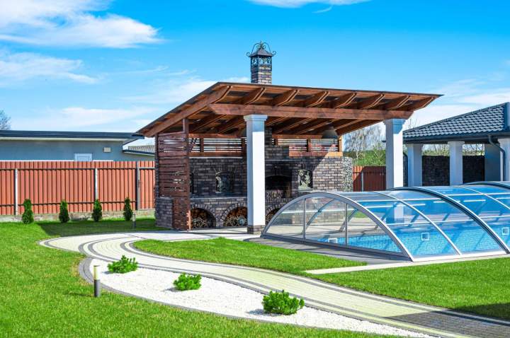 Un espace événementiel extérieur couvert de gazon synthétique, créant une ambiance festive et accueillante pour les invités.